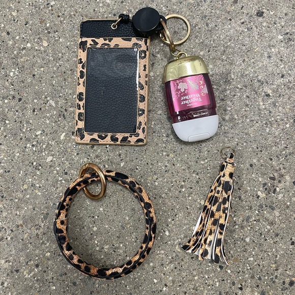 Wearable Animal Print Retractable ID keychain & Pocket Bac Sanitizer Holder - Picture 8 of 10